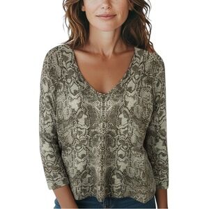 ✨3/$20✨ Paraphrase Boho Chic Animal Print V Neck Long Sleeve Sweater Medium